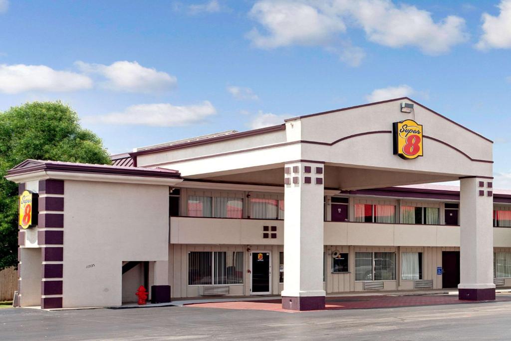 Super 8 by Wyndham Oklahoma/Frontier City Main image 1